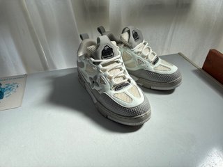 Zapatos Louis Vuitton Skate Grises y Blancos