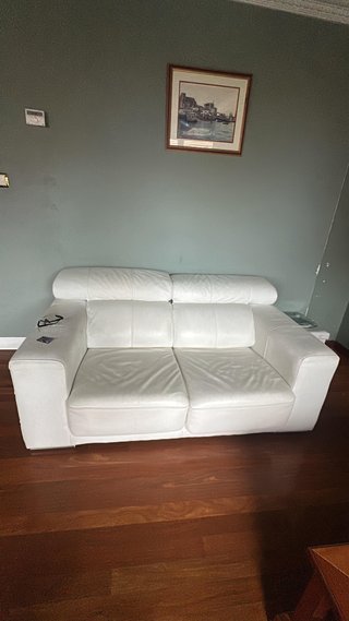 Sofá de Cuero Blanco y sofa cafe cada uno 70€