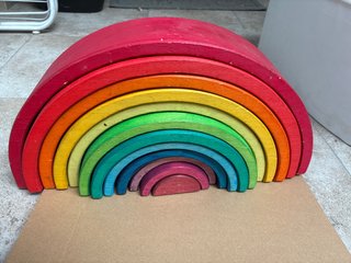 Arcoíris de madera juguete