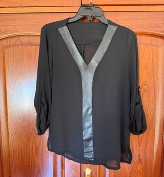 Blusa negra con detalle en polipiel
