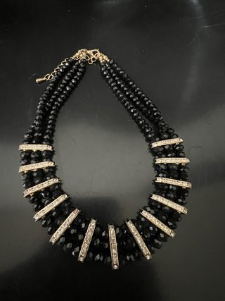 Collar de gemas negras y doradas