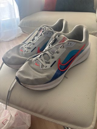 Zapatillas deportivas rojas y negras