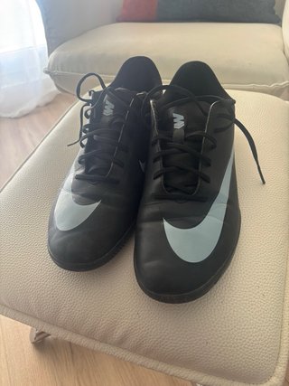 Zapatillas deportivas rojas y negras