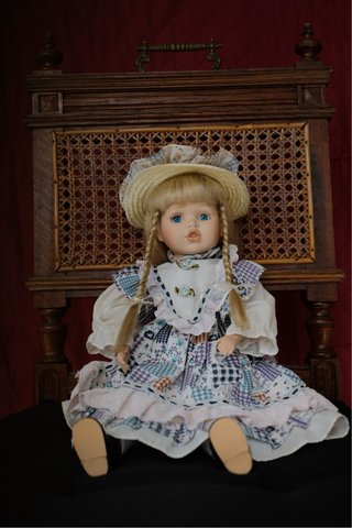 Muñeca antigua con vestido estampado