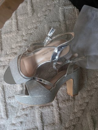 Sandalias Plateadas con Brillo