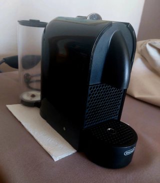 Cafetera Delonghi Negra..pierde agua