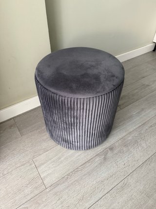 Pouf rotondo in velluto grigio con spazio di archiviazione