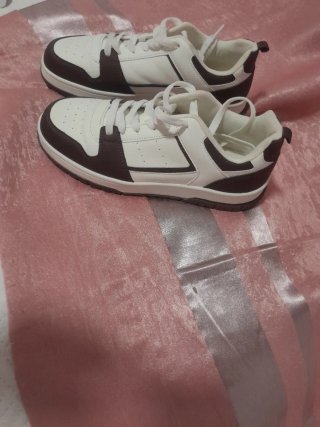 Deportivas Marrones y Blancas