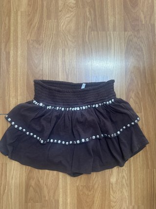 Falda de volantes con tachuelas
