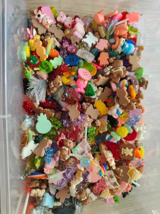 Lote de Dijes y Abalorios Variados 3 kg