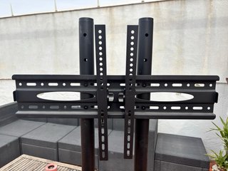 Soporte TV con ruedas y bloqueo.
