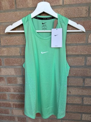 Camiseta Nike Aerofit Talla M, regalo calcetines