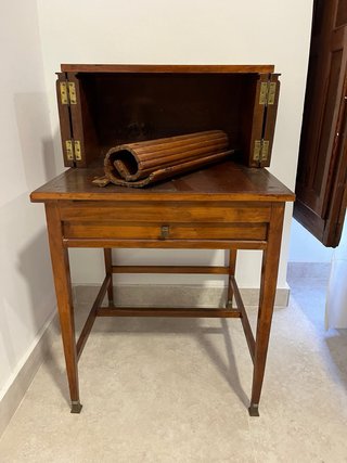 Escritorio antiguo de madera con persiana