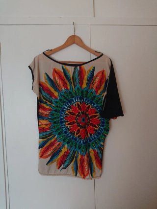 Camiseta con estampado colorido