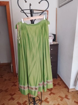 Falda regional verde con bordados