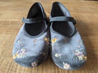 Bailarinas de niña grises con flores