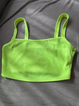 Camiseta tirantes amarilla.
