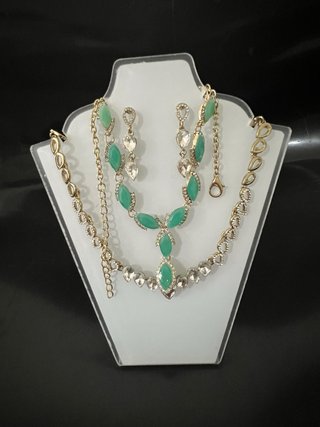 Collar y pendientes con gemas verdes