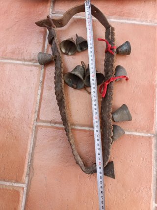 Collar antiguo con campanillas