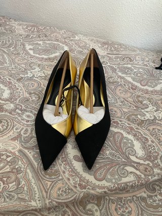 Zapatos de tacón bicolor negro y dorado