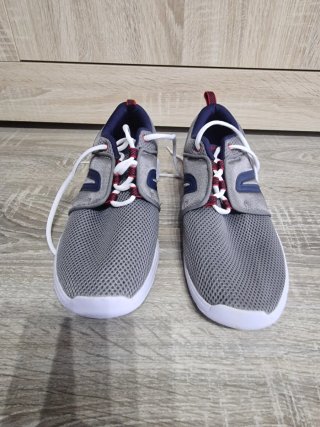 Zapatillas Decathlon grises y azules