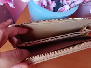 Monedero beige con cremallera dorada