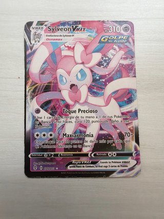 Carta Pokémon y de futbol de distintos años