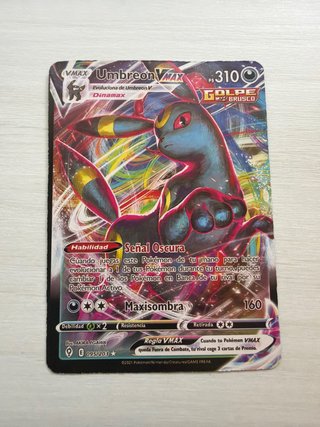 Carta Pokémon y de futbol de distintos años