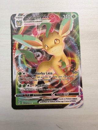 Carta Pokémon y de futbol de distintos años