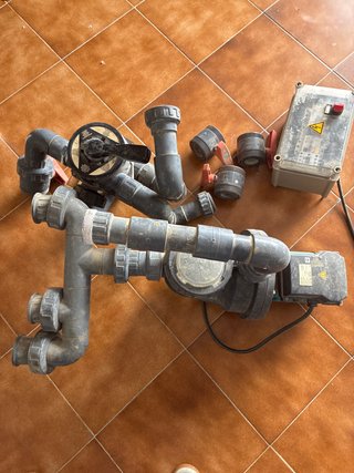 Motor de depuradora con tuberías y cuadro