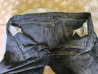 Pantalón vaquero negro desgastado
