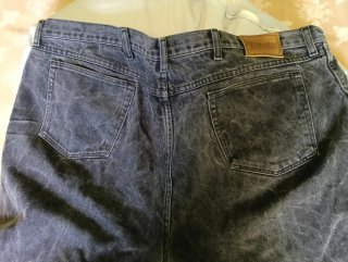 Pantalón vaquero negro desgastado