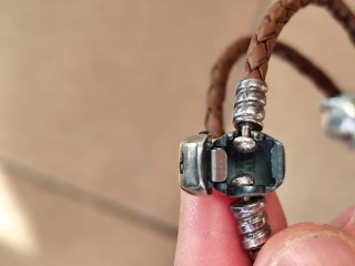 Pulsera Pandora Cuero Marrón con 2 Charms