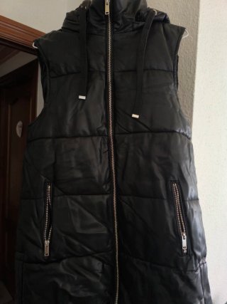 Chaleco de Semipiel Negro con Gorro