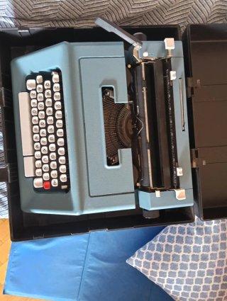 Máquina de escribir Olivetti 46 azul