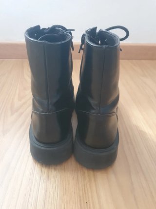 Botas Negras con Cordones y cremallera lateral.