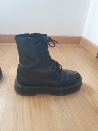 Botas Negras con Cordones y cremallera lateral.