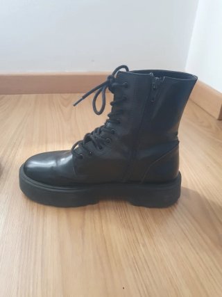 Botas Negras con Cordones y cremallera lateral.