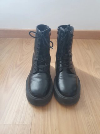 Botas Negras con Cordones y cremallera lateral.