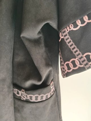 Chaqueta Negra con Estampado de Cadenas