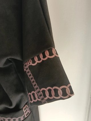 Chaqueta Negra con Estampado de Cadenas