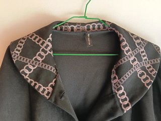 Chaqueta Negra con Estampado de Cadenas