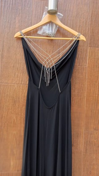 Vestido largo negro con pedrería