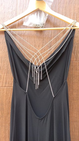 Vestido largo negro con pedrería