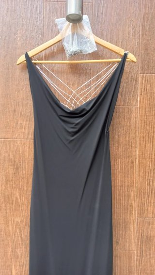 Vestido largo negro con pedrería