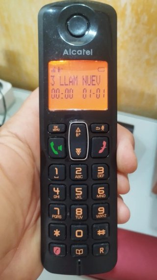 Teléfono fijo Alcatel negro y naranja