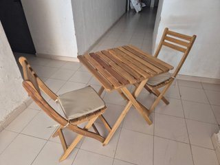 Set de Mesa y 2 Sillas Plegables de Madera