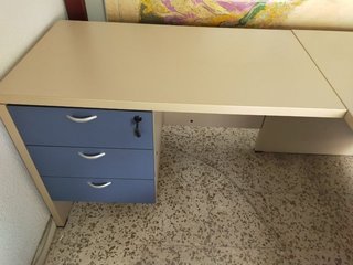 Mesa de oficina con cajones y cajonera