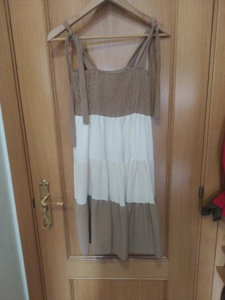 Vestido de tirantes beige y blanco