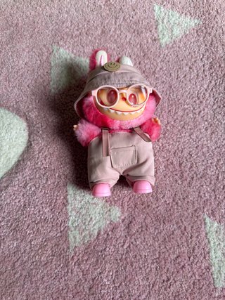 Figura Labubu con Ropa y Accesorios
